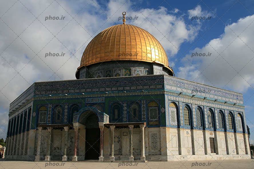 عکس با کیفیت بنای زیبای مسجد با گنبد طلایی و آسمان آبی