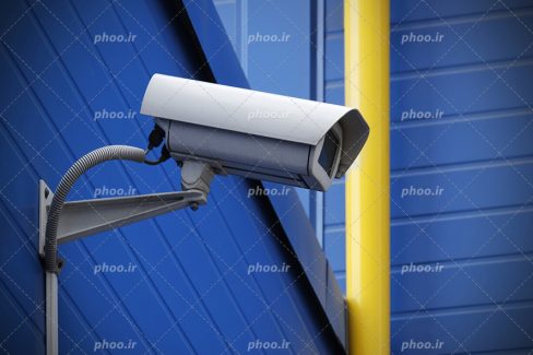 عکس با کیفیت دوربین مدار بسته نصب بر روی دیوار آبی زیبا