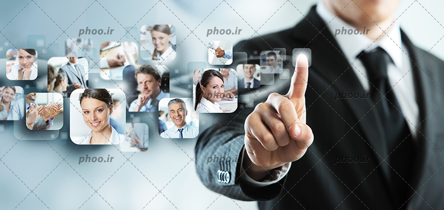 عکس با کیفیت مرد در حال کار کردن با مانیتور شیشه ای و انتخاب عکس های کارمند های زن و مرد