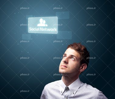 عکس با کیفیت مرد در حال نگاه کردن به تصویر نورانی در مانیتور شیشه ای و آیتم آدمک و نوشته ی سوشال نتورک
