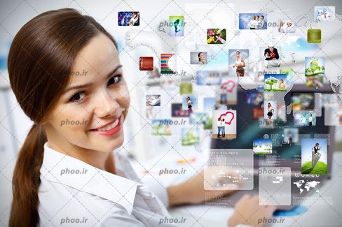 عکس با کیفیت زن با لبخند زیبا و پیراهن سفید در حال انتخاب عکس های مختلف