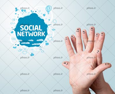 عکس با کیفیت دایره آبی شکل با نوشته ی social network در کنار انگشت های دست با چهره ی خندان