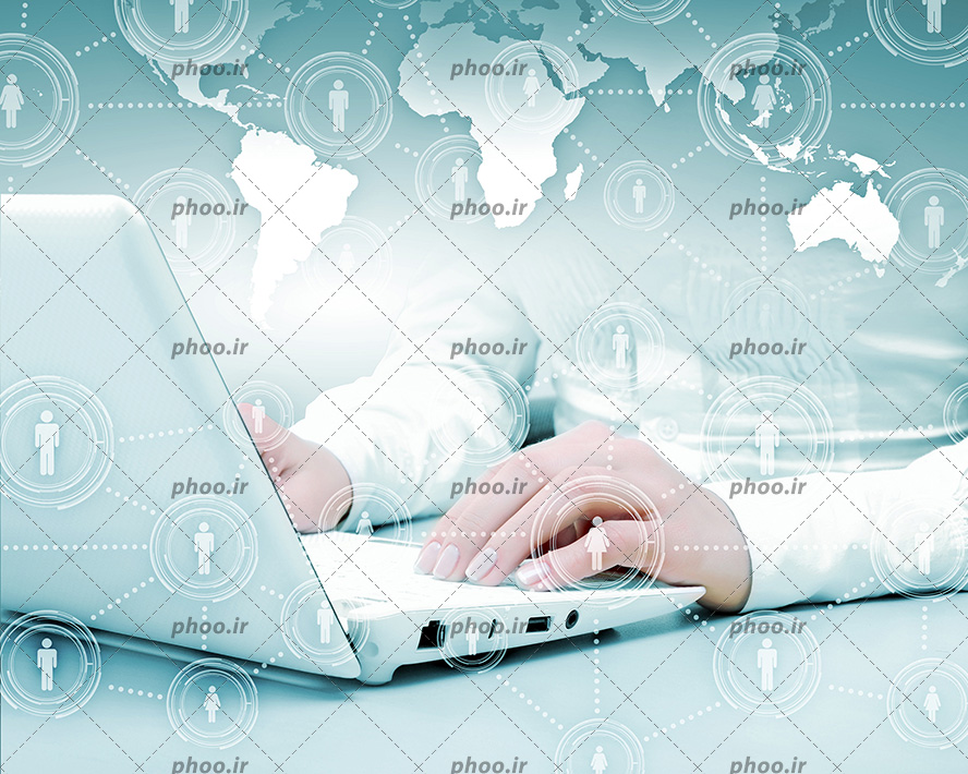 عکس با کیفیت زن در حال کار کردن با لپ تاپ سفید و تصویر نقشه زمین و آدمک های متصل به یکدیگر