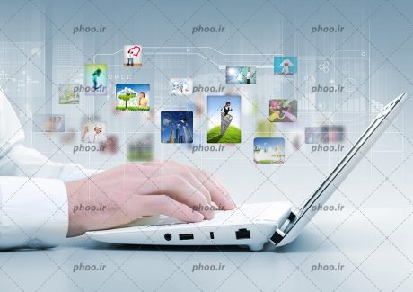 عکس با کیفیت مرد در حال کار کردن با لپ تاپ و به اشتراک گذاشتن عکس های متفاوت در شبکه های اجتماعی