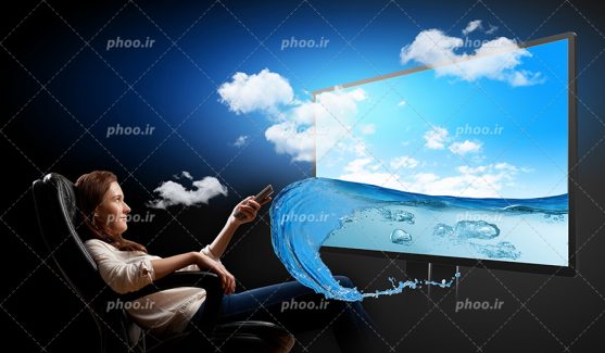 عکس با کیفیت زن نشسته بر روی صندلی و در حال نگاه کردم سینما سه بعدی و پخش فیلم سه بعدی دریا