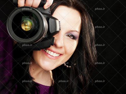 عکس با کیفیت دوربین عکاسی در دست زن با لبخند زیبا