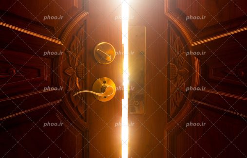 عکس با کیفیت در چوبی باز شده و درخشش نور