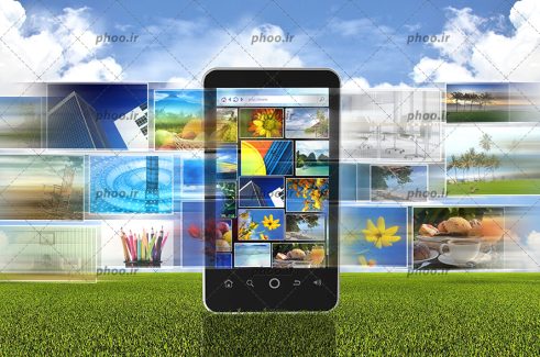 عکس با کیفیت موبایل بر روی چمن ها و رد شدن تصاویر مختلف در اطراف موبایل