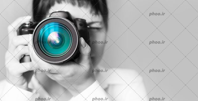 عکس با کیفیت دوربین عکاسی با لنز آبی در دست زن با موهای کوتاه