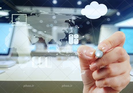 عکس با کیفیت مرد در حال کشیدن قاره ها روی مانیتور شیشه ای با قلم نوری