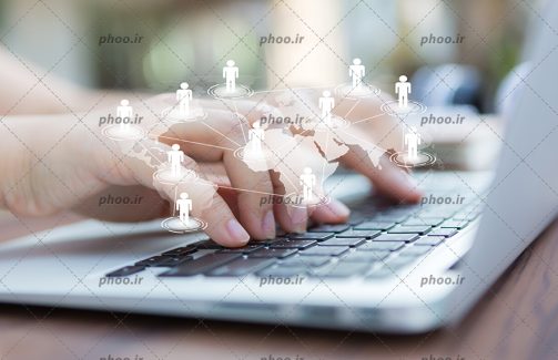 عکس با کیفیت زن در حال تایپ کردن با کیبورد لپ تاپ و تصویر ظاهر شده آدمک هایی به روی قاره های مختلف و وصل شدن آنها به هم
