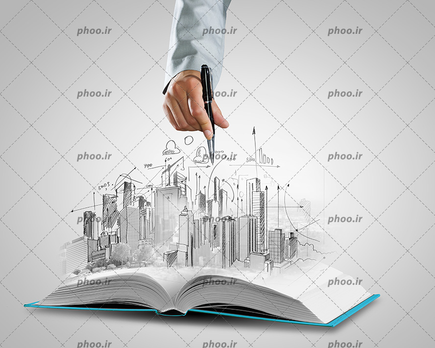 عکس با کیفیت مرد در حال اسکیس زدن ساختمان های سه بعدی به کمک خودکار بر روی کتاب باز