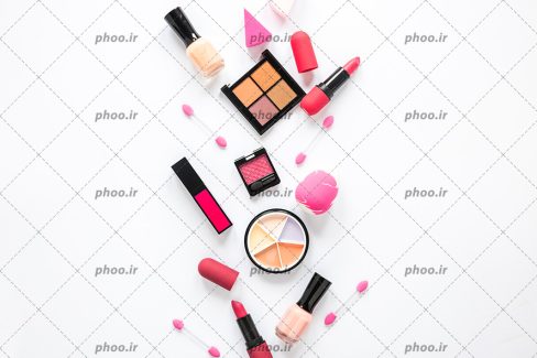 عکس با کیفیت رژ لب و لاک و سایه چشم و پد آرایشی در پس زمینه سفید