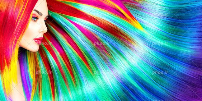 عکس با کیفیت زن با چهره ی جذاب با موهای رنگارنگ بلند