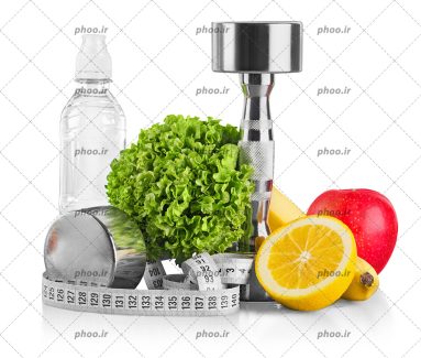 عکس با کیفیت دمبل های نقره ای در کنار سبزیجات و میوه های تازه و شیشه ی آب در کنارش