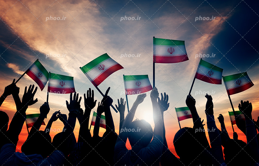 عکس با کیفیت پرچم های ایران در دست مردم و در حال تکان دادن در هوا و آسمان در حال طلوع