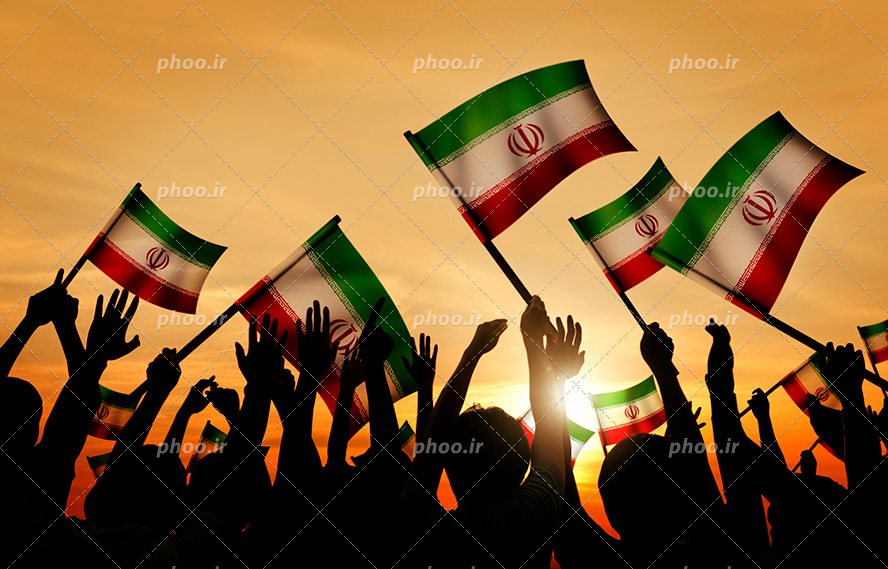 عکس با کیفیت هواداران تیم در حال تکان دادن پرچم های تیم ایران در غروب آسمان