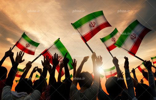 عکس با کیفیت ایرانی ها در حال خوشحالی کردن و تکان دادن پرچم ایران در آسمان و آسمان در حال طلوع