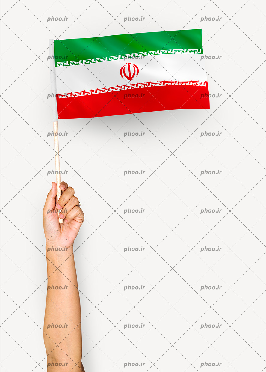 عکس با کیفیت پرچم ایران در دست مرد در پس زمینه سفید