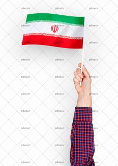 عکس با کیفیت پرچم ایران در دست مرد با پیراهن با طرح شطرنجی قرمز و پس زمینه به رنگ سفید