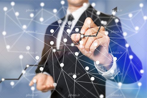 عکس با کیفیت مرد با کت و شلوار مشکی در حال کشیدن نمودار روی مانیتور شیشه ای با قلم نوری