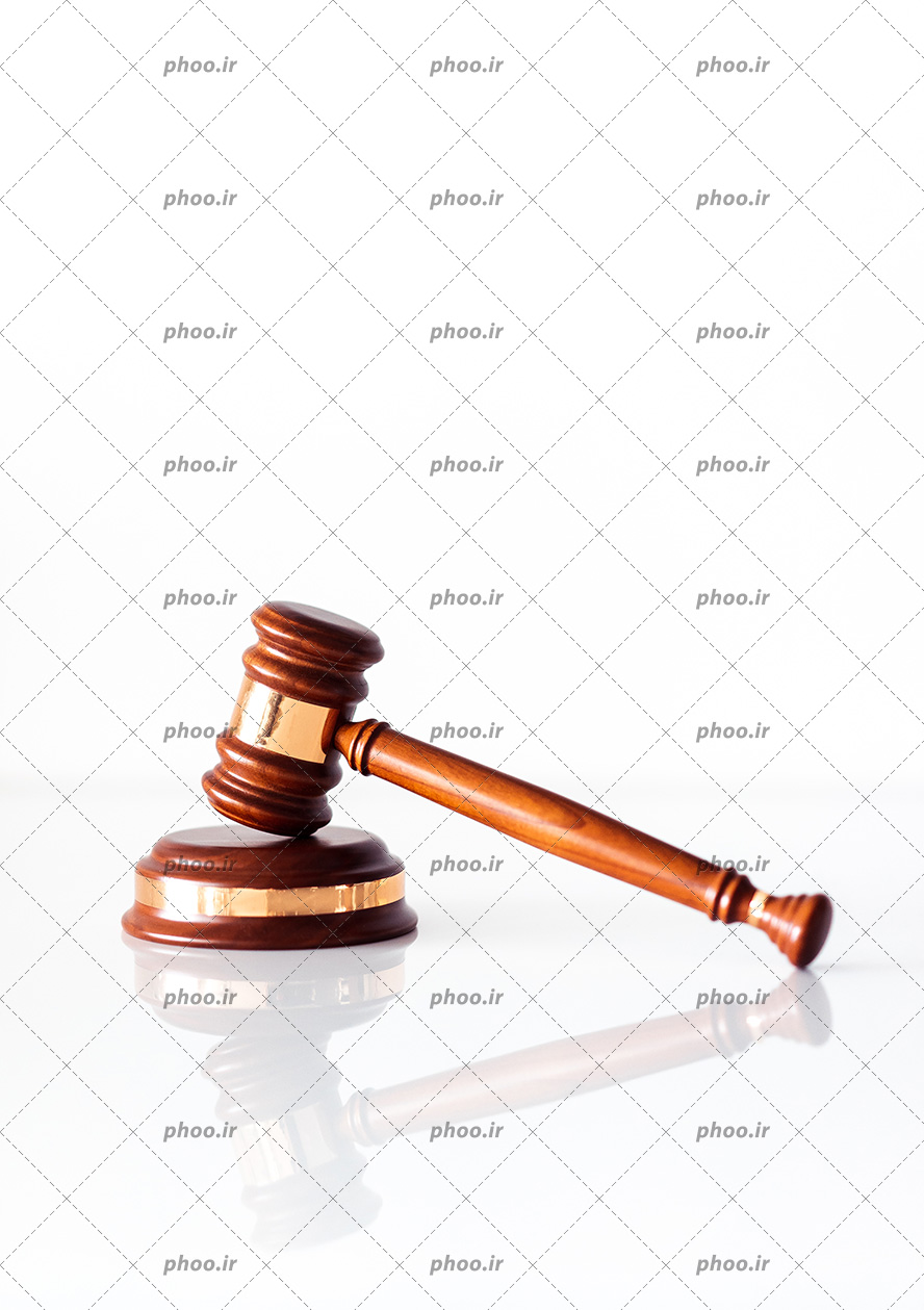 عکس با کیفیت چکش چوبی عدالت با نوار طلایی در پس زمینه سفید