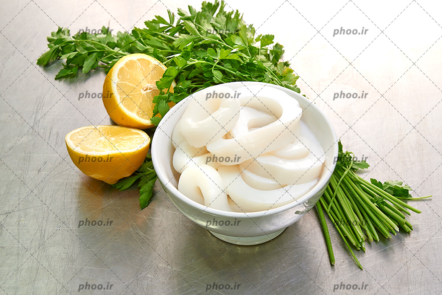 عکس با کیفیت مواد مقوی در ظرف چینی و جعفری و لیمو ترش تازه در کنار آن در پس زمینه سفید