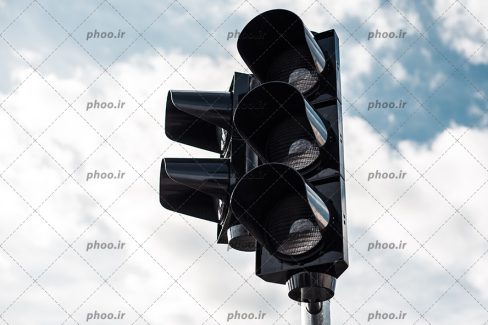 عکس با کیفیت چراغ راهنمایی از نمای پایین و آسمان در بکگراند آن