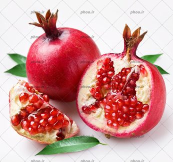 عکس با کیفیت انار نصف شده در کنار انار سالم به همراه برگ در پس زمینه سفید
