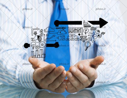 عکس با کیفیت فلش متشکل از آیتم های مختلف در بالای دو دست مرد