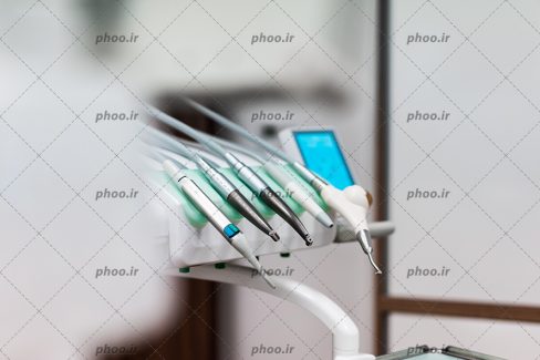 عکس با کیفیت تجهیزات مهم دندانپزشکی چیده شده در کنار یکدیگر