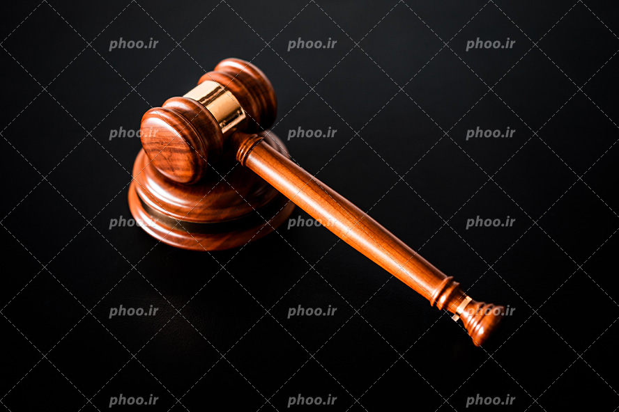 عکس با کیفیت پس زمینه مشکی و چکش عدالت به رنگ قهوه ای