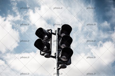 عکس با کیفیت چراغ راهنمایی و رانندگی از نمای پایین و آسمان آبی در بکگراند