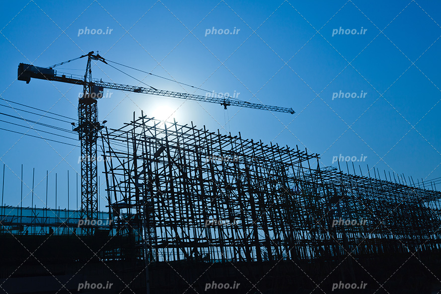 عکس با کیفیت اسکلت ساختمان نیمه ساز در کنار تاور کرین با کنتراست بالا