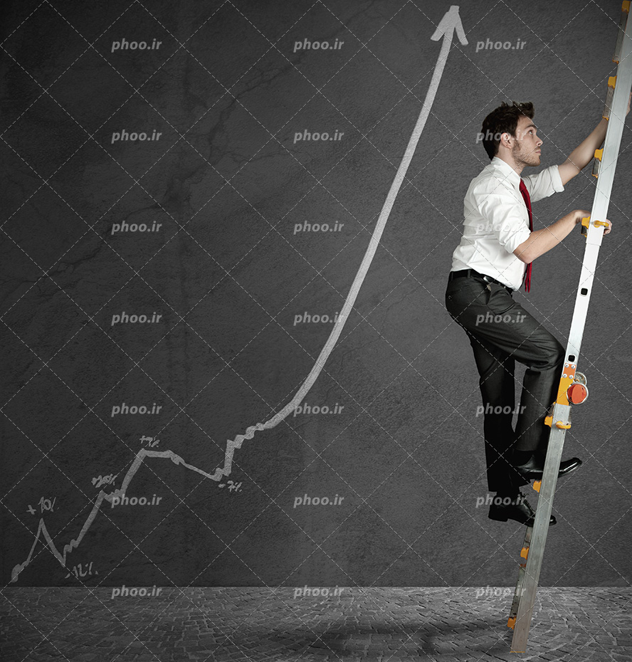 عکس با کیفیت مرد در حال از نردبان و فلش سفید رنگ رو به بالا به منظور افزایش