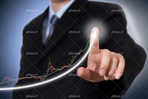 عکس با کیفیت مرد کت و شلوار پوش در حال کشیدن فلش با انگشت اشاره بر روی مانیتور شیشه ای