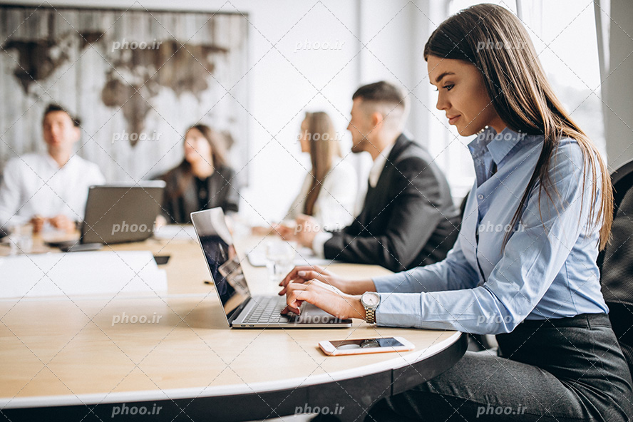 عکس با کیفیت زن در حال کار کردن با لپ تاپ با لباس های رسمی در کنفرانس