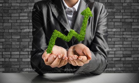 عکس با کیفیت نمودار با فلش رو به بالا در دستان مرد کت و شلواری