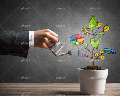 عکس با کیفیت مرد با کت و شلوار در حال آب دادن به گلدان با گل های شبیه به نمودار و چرخدنده و لامپ به همراه برگ