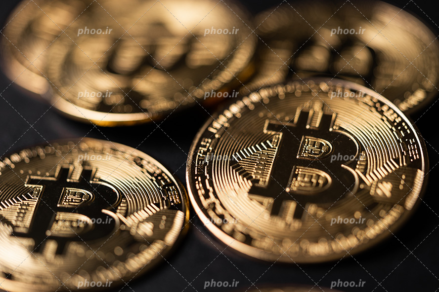 عکس با کیفیت سکه ها با علامت بیت کویین در کنار یکدیگر از نمای نزدیک