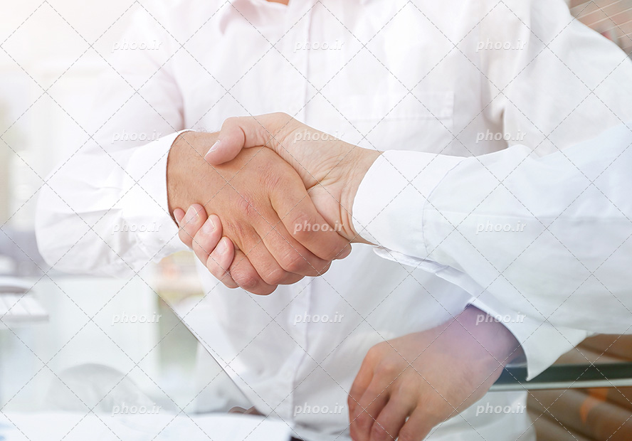 عکس با کیفیت زیبا دو مرد با پیراهن سفید در حال دست دادن به یکدیگر
