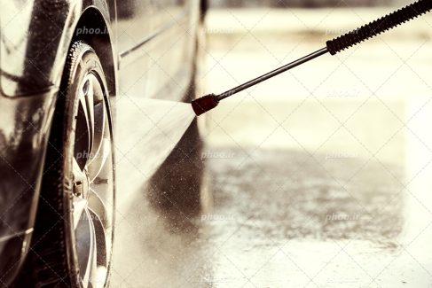 عکس با کیفیت شستن لاستیک های ماشین به کمک شیلنگ مخصوص کارواش