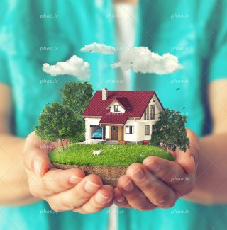 عکس با کیفیت منحصربفرد خانه با سقف شیروانی و درختان سبز در اطرافش با ابر ها در دستان زن