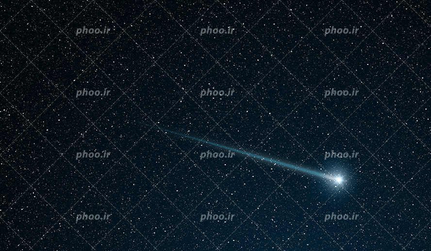 عکس با کیفیت ستاره دنباله دار در آسمان پر ستاره شب