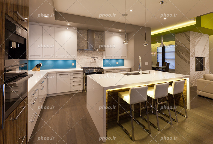 عکس با کیفیت نمایی از آشپزخانه مدرن با کابینت های ام دی اف سفید در رنگ و نور پردازی