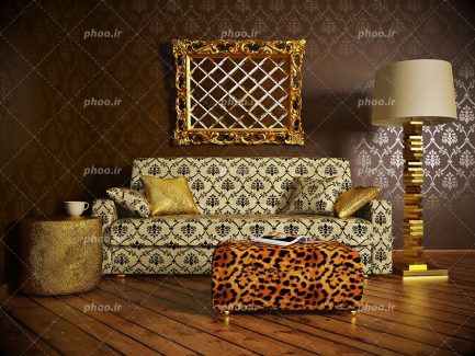 عکس با کیفیت مبل کرم و طرح دار و میز پلنگی در جلوی آن و چراغ مطالعه زیبا در کنار مبل و کاغذ دیواری قهوه ای