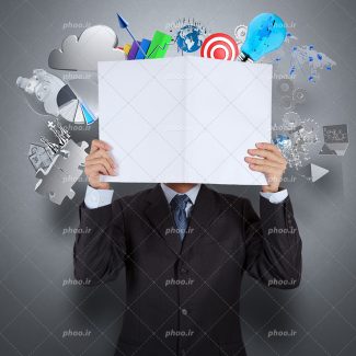 عکس با کیفیت زیبا کتاب سفید در مقابل مرد با کت و شلوار مشکی و نمودار و لامپ و پازل و ابر و چرخدنده ها