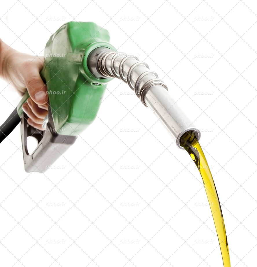 عکس با کیفیت بسیار زیبا نازل در دست مرد و در حال ریختن بنزین در پس زمینه سفید