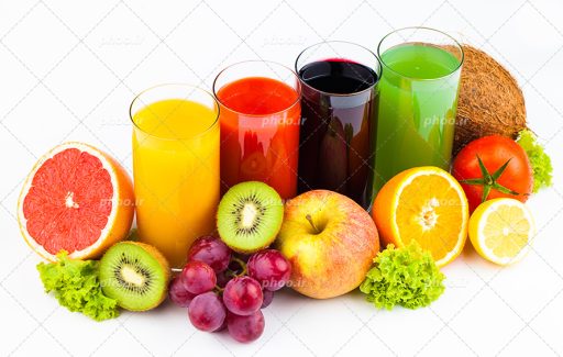 عکس با کیفیت آلو و سیب و کیوی و پرتقال تو سرخ و لیمو و پرتقال در کنار لیوان های آبمیوه