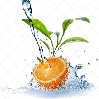 عکس با کیفیت پرتقال نصف شده و آب در حال ریخته شده بر روی آن